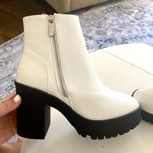 ▪️FOREVER 21 WHITE BOOTIES▪️